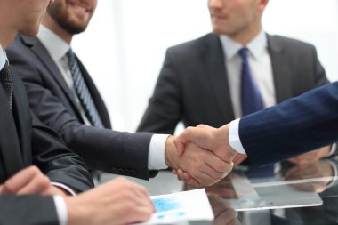 İş tokalaşması. İş adamlarının el sıkışması..
