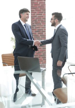 ofis koridorunda duran el sıkışan işadamları