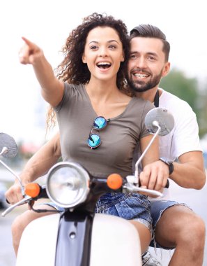 Genç güzel çift sürme motosiklet şehir sokak.