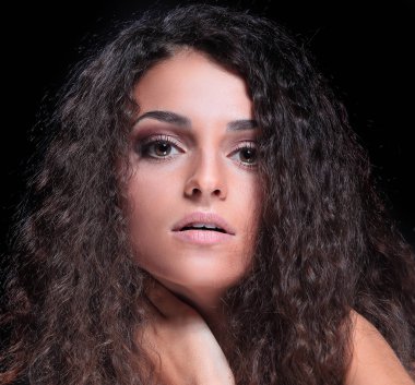 Kadın modeli uzun parlak dalgalı saç modeli ile.