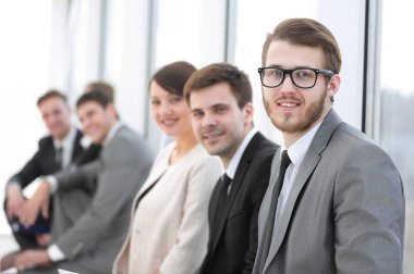 Grup ofis lobisinde iş adamları