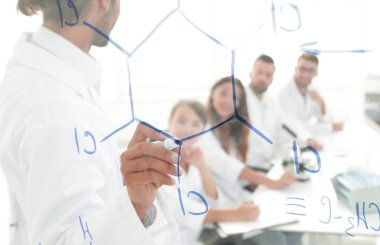 şeffaf yönetim kurulu ile görüntüleyin. bir bilim adamı bir raporu yapar.