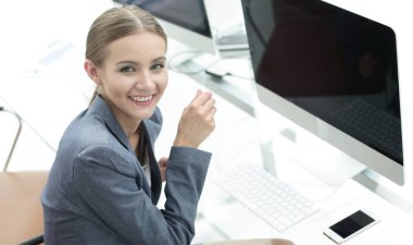 genç iş kadını mali belgeleriyle çalışma