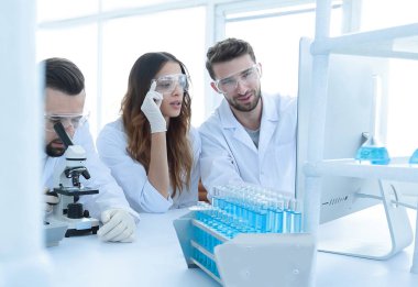 arka plan görüntüsü laboratuvarda çalışan bilim adamları bir grup olduğunu.