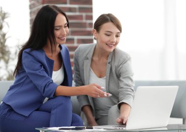 İş insanlar konuşma. Elinizdeki teknoloji