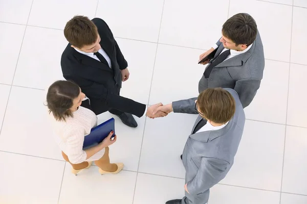 Vista de cima. parceiros de negócios handshake — Fotografia de Stock