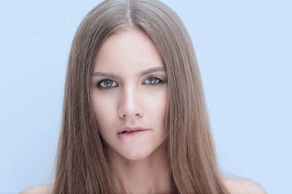 Portrait d'une jeune femme aux cheveux longs — Photo