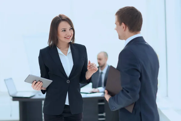 Colegas de negocios discutiendo temas de trabajo en la oficina —  Fotos de Stock