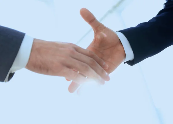 Dwóch biznesmenów uściśnie sobie dłoń. — Zdjęcie stockowe