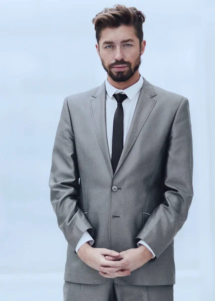 Un joven con un traje gris — Foto de Stock