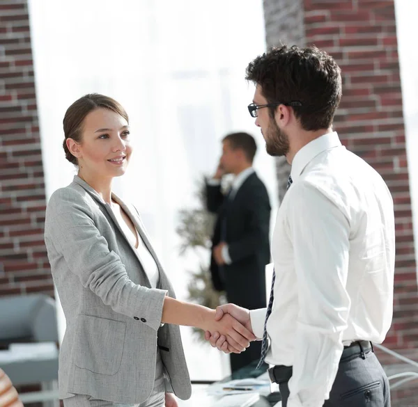 Benvenuto e stretta di mano partner commerciali — Foto Stock