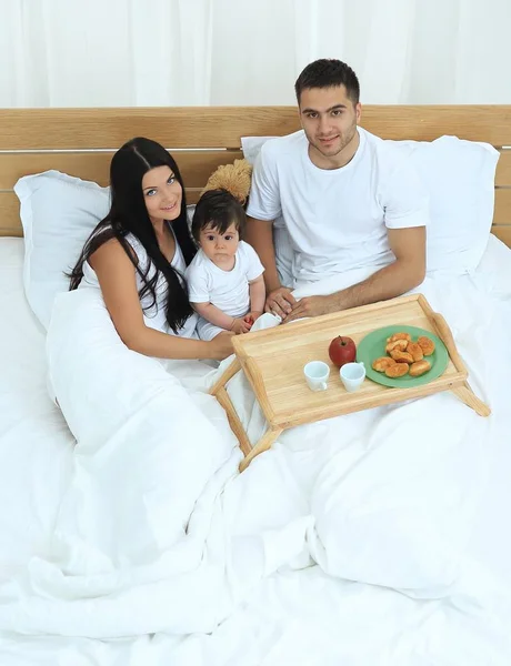 Μητέρα, πατέρας, το μωρό στο κρεβάτι στο δωμάτιο — Φωτογραφία Αρχείου