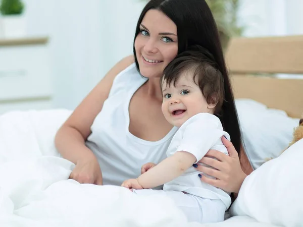 Retrato de una hermosa madre con su bebé en el dormitorio —  Fotos de Stock