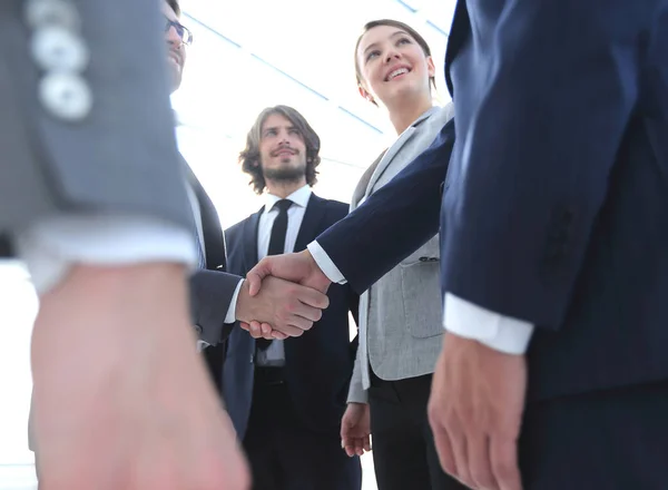 Pessoas de negócios handshaking depois de um bom negócio . — Fotografia de Stock