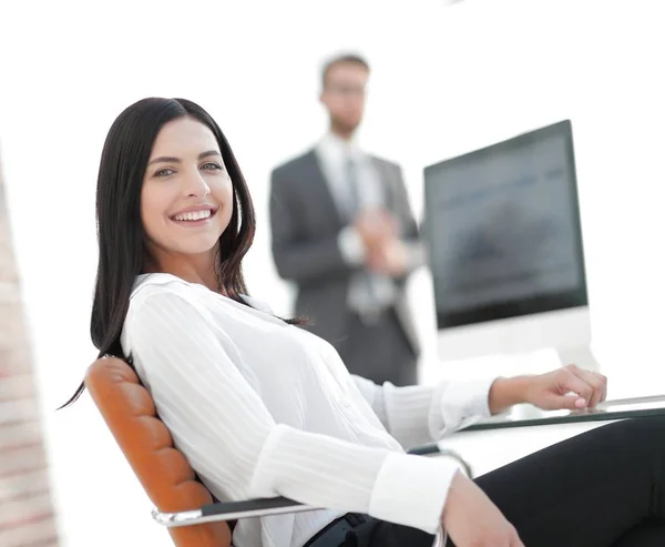 Giovane donna d'affari di successo seduta sul posto di lavoro — Foto Stock