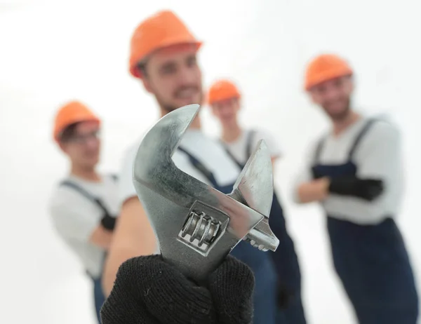 Nahaufnahme. der Schraubenschlüssel in den Händen der Bauarbeiter — Stockfoto