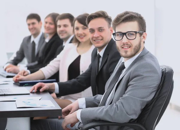 Homme d'affaires et équipe d'affaires sur le lieu de travail — Photo