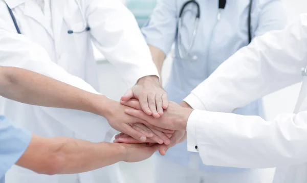 Lékaři stmelování ruce v nemocnici — Stock fotografie