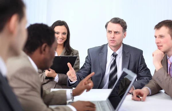 Zakenman houdt werkvergadering met werknemers — Stockfoto