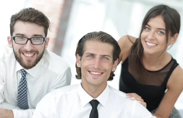 Giovani colleghi di lavoro sullo sfondo dell'ufficio — Foto Stock