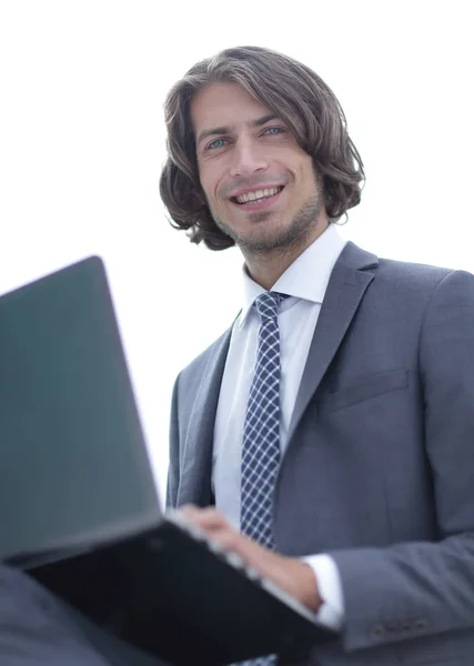 Ritratto di un uomo d'affari di successo che lavora su laptop — Foto Stock