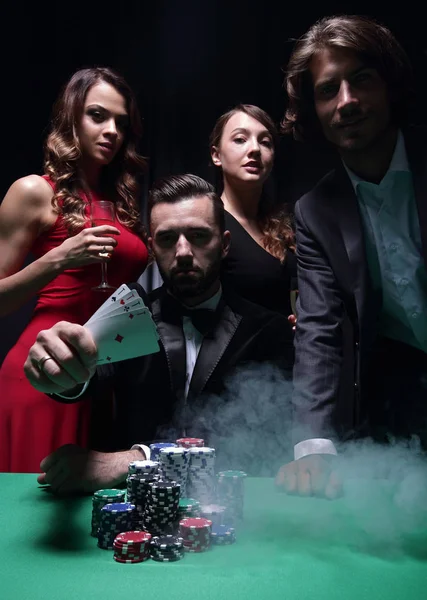 Hommes et femmes concentrés jouant au poker au casino — Photo