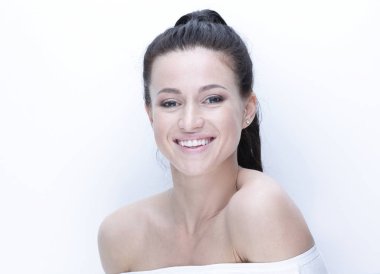 günlük makyaj ile gülümseyen bir kadının yakın çekim yüz.