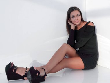 katta oturan genç gülümseyen