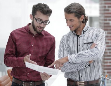 Ofiste konuşmak iki ofis çalışanı.