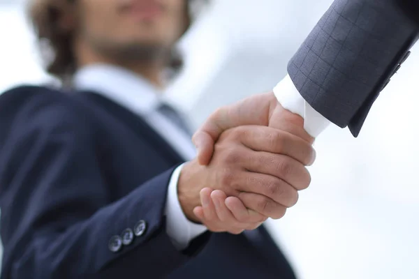 Aperte as mãos, concordou com entre os dois homens nos negócios . — Fotografia de Stock