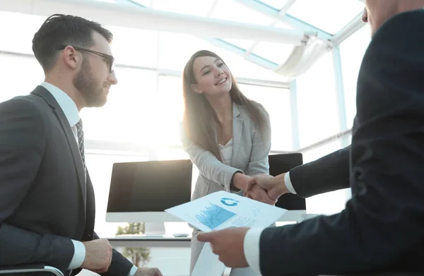 Mujer de negocios e inversora con un apretón de manos . — Foto de Stock