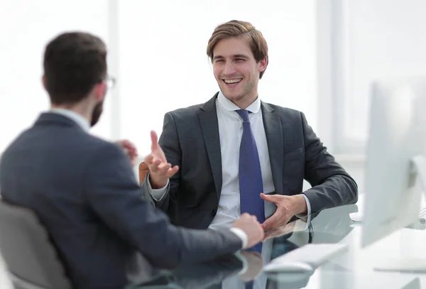 Business partners discuss business issues — Stock Photo, Image