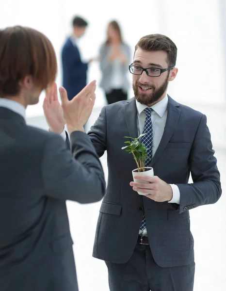 Jóvenes hombres de negocios que se dan cinco . — Foto de Stock