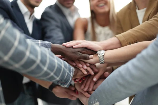 Équipe d'affaires internationale montre sa solidarité — Photo