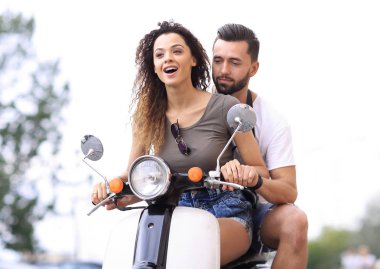 Bir şehirde güneşli bir günde sürme çekici çift