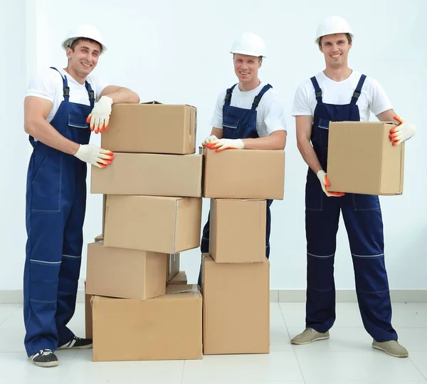 Capataz e construtores de equipe com caixas — Fotografia de Stock