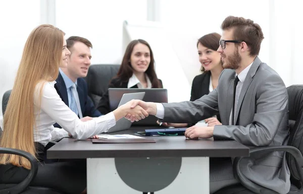 Händedruck zwischen einer Geschäftsfrau und einem Geschäftsmann — Stockfoto