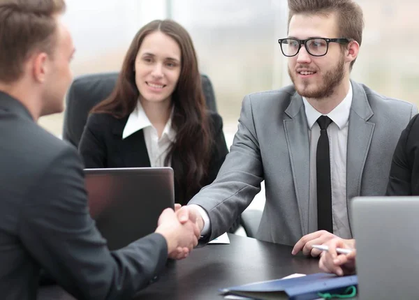 Geschäftspartner per Handschlag — Stockfoto