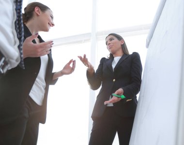 flipchart üzerinde bir marker ile işaret iş kadını