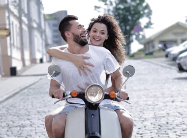 Güneşli bir günde bir şehir sürme mutlu genç Çift