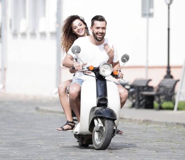 Cool adam ve güzel kız ifade ile scooter üzerinde sürme