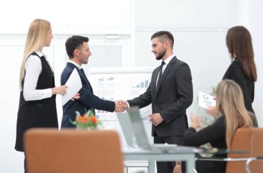 bir iş sunumu önce karşılıklı iş ortaklarının.