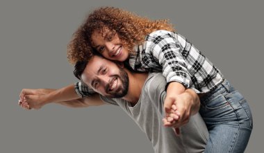 Neşeli ve mutlu evli çift portresi