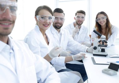 İş yerindeki bilimsel proje ve araştırma ekibinin başı.