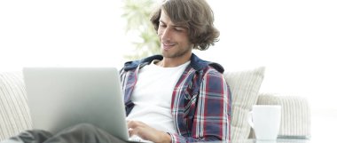 ciddi adam üstünde laptop evde çalışma