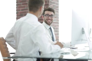 Ofis çalışanları iş üstünde bilgisayar