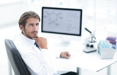 Bilgisayar ve mikroskop laboratuvarda kullanarak bilim adamı