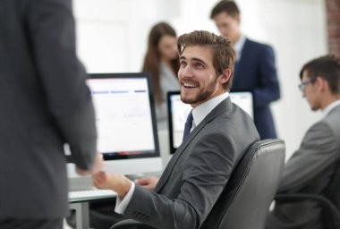 iş raporları bir bilgisayarda çalışan iş adamı