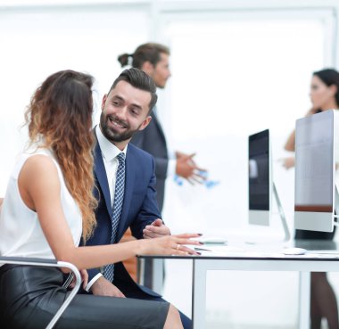 söz, Masa başında oturan arkadaşları