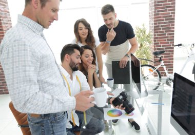 fotoğrafçı ve renk paleti tartışırken iş arkadaşları